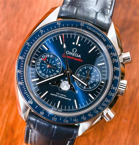 omega speedmaster moonwatch moonphase.